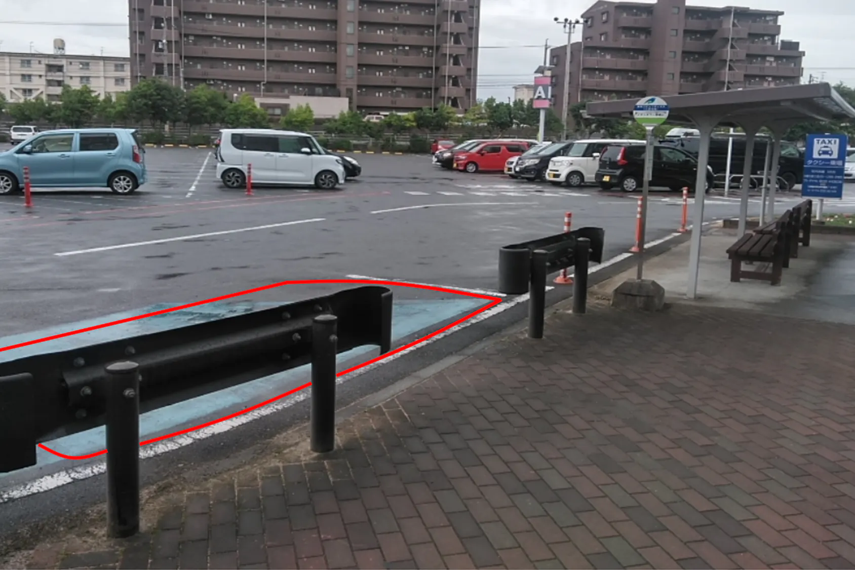 【イオンタウン津城山】キッチンカー等の出張販売イベントに最適なメイン出入り口の中間にあるキッチンカー用屋外スペース