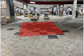 【イオンモール松本】晴庭2F 無印良品前南側中央部 電源が使えるスペース