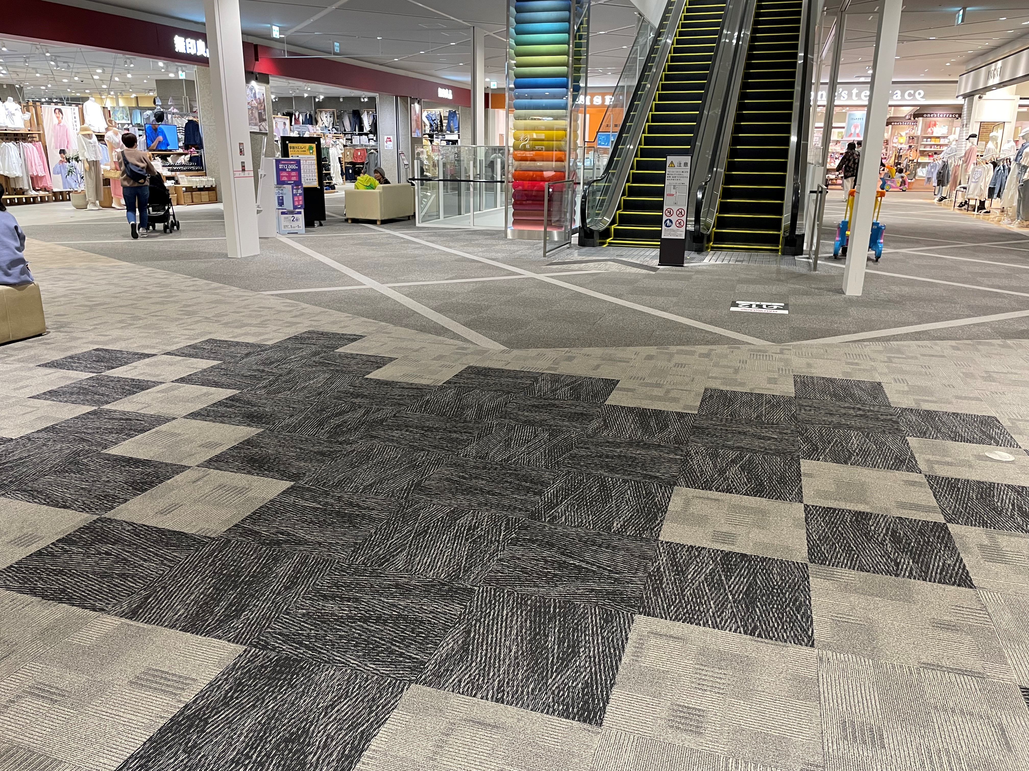 【イオンモール松本】晴庭2F　無印良品前南側中央部 電源が使えるスペース