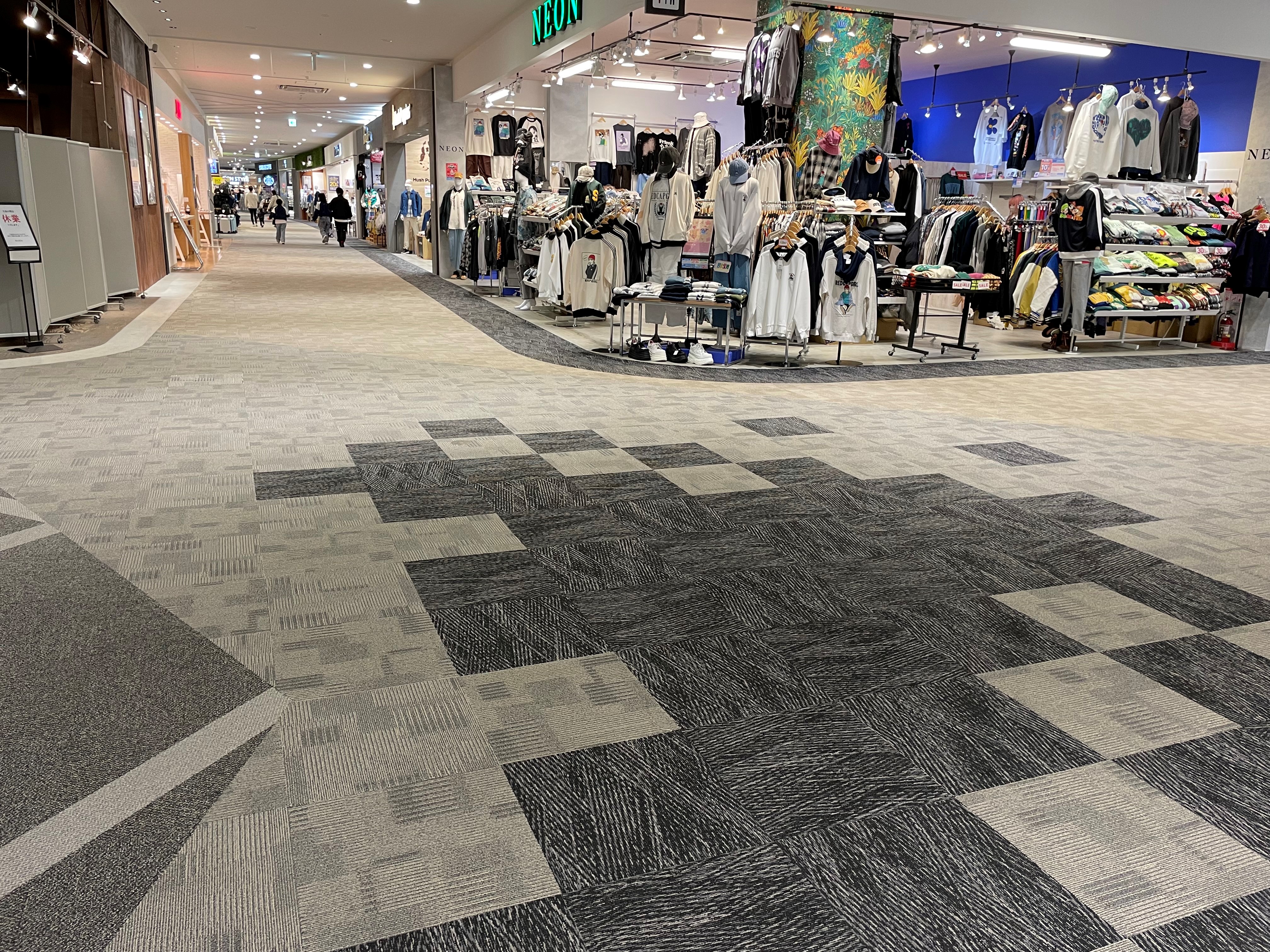 【イオンモール松本】晴庭2F　無印良品前南側中央部 電源が使えるスペース