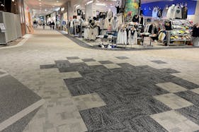 【イオンモール松本】晴庭2F 無印良品前南側中央部 電源が使えるスペース