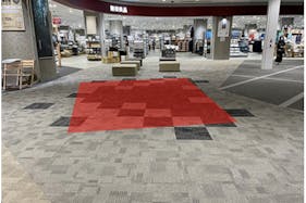 【イオンモール松本】晴庭2F 無印良品前南側中央部 電源が使えるスペース