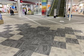 【イオンモール松本】晴庭2F 無印良品前南側中央部 電源が使えるスペース