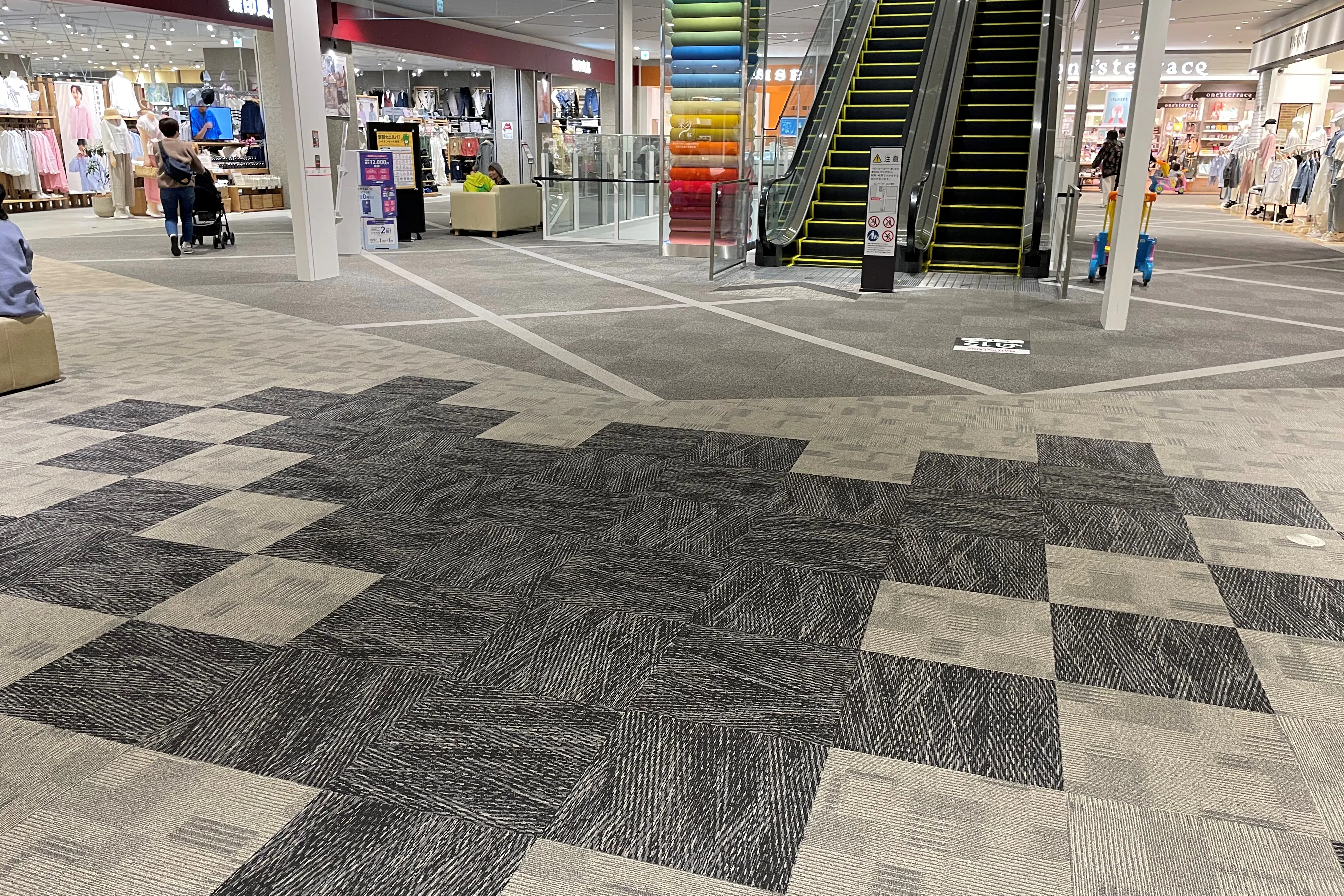 【イオンモール松本】晴庭2F 無印良品前南側中央部 電源が使えるスペース