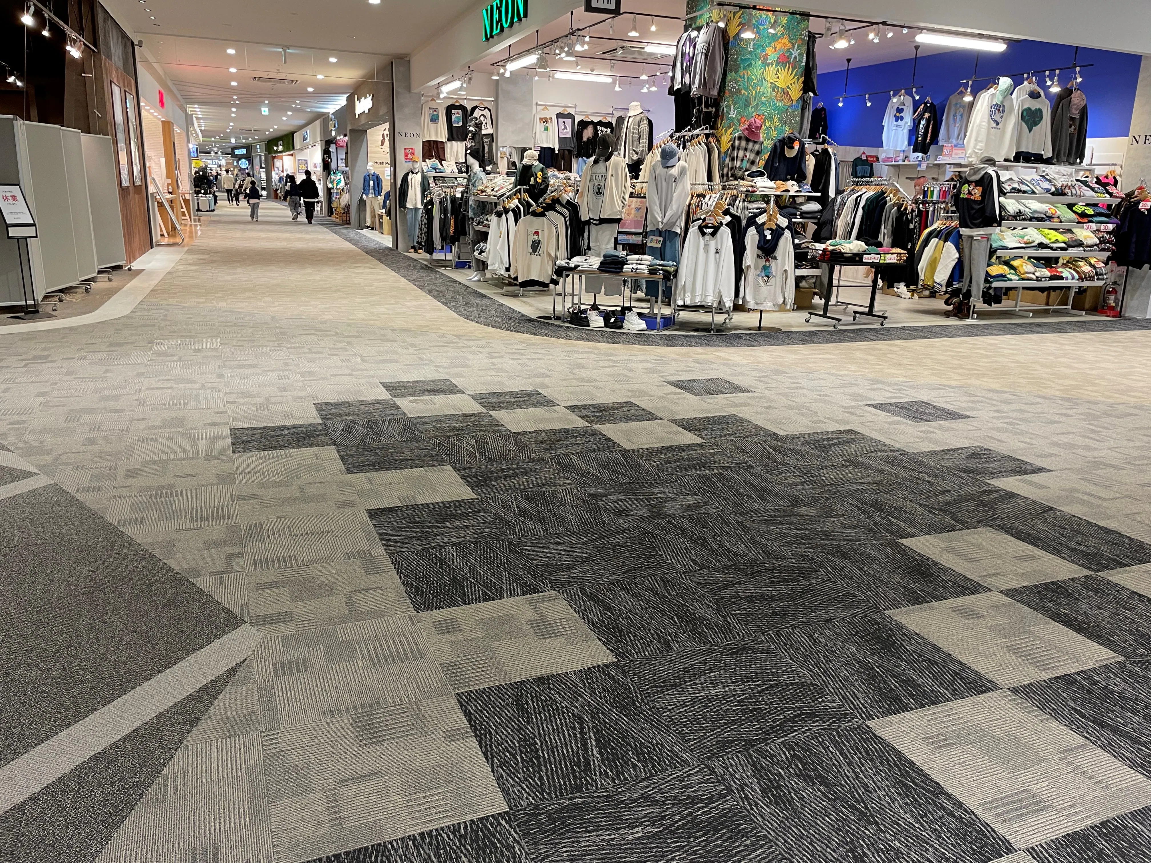 【イオンモール松本】晴庭2F　無印良品前南側中央部 電源が使えるスペース