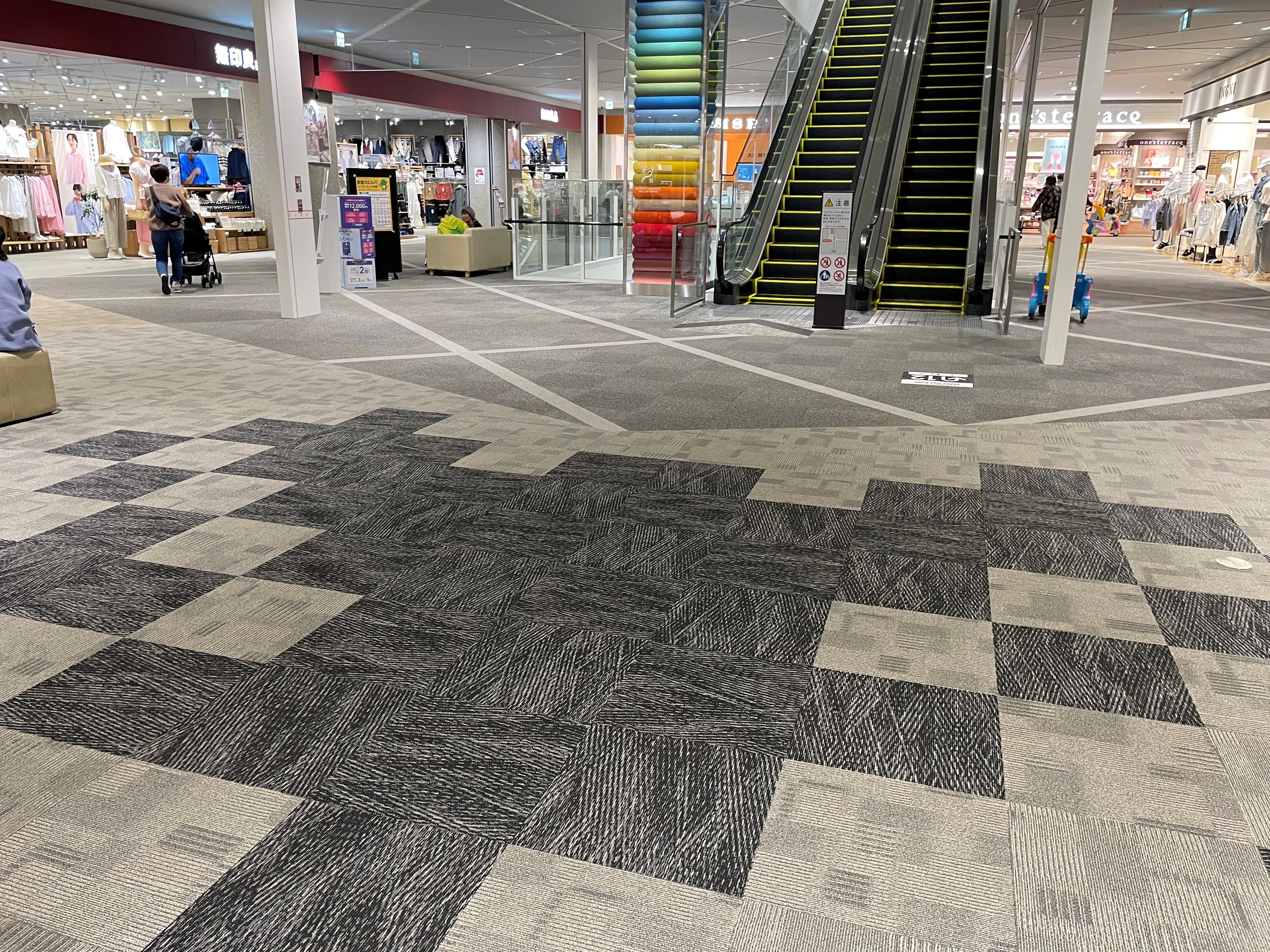 【イオンモール松本】晴庭2F 無印良品前南側中央部 電源が使えるスペース