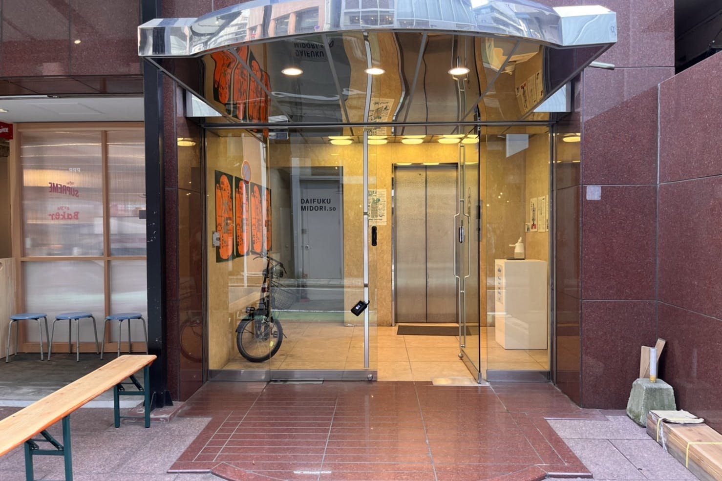 1Fカフェを正面にして、右に入口があり、エレベーターで2Fに上がれます。