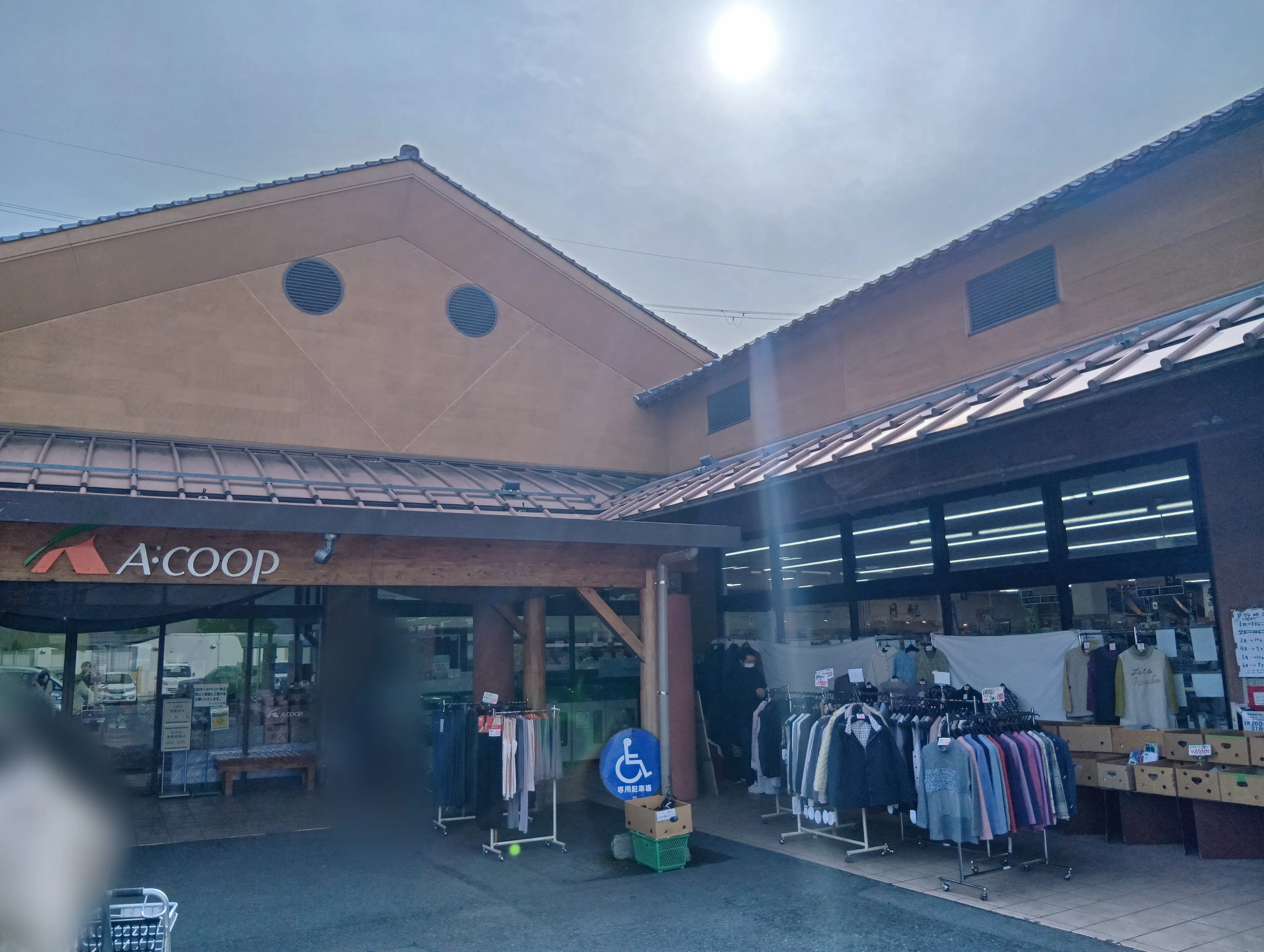 【Aコープやまさき店】店舗向かって右側軒下スペース
