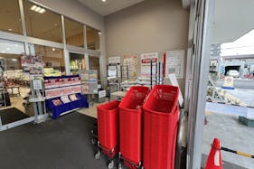 【西友 草加店】1F風除室② プロモーション用途や物販、食物販のポップアップストアに最適なスーパー店内催事イベントスペース