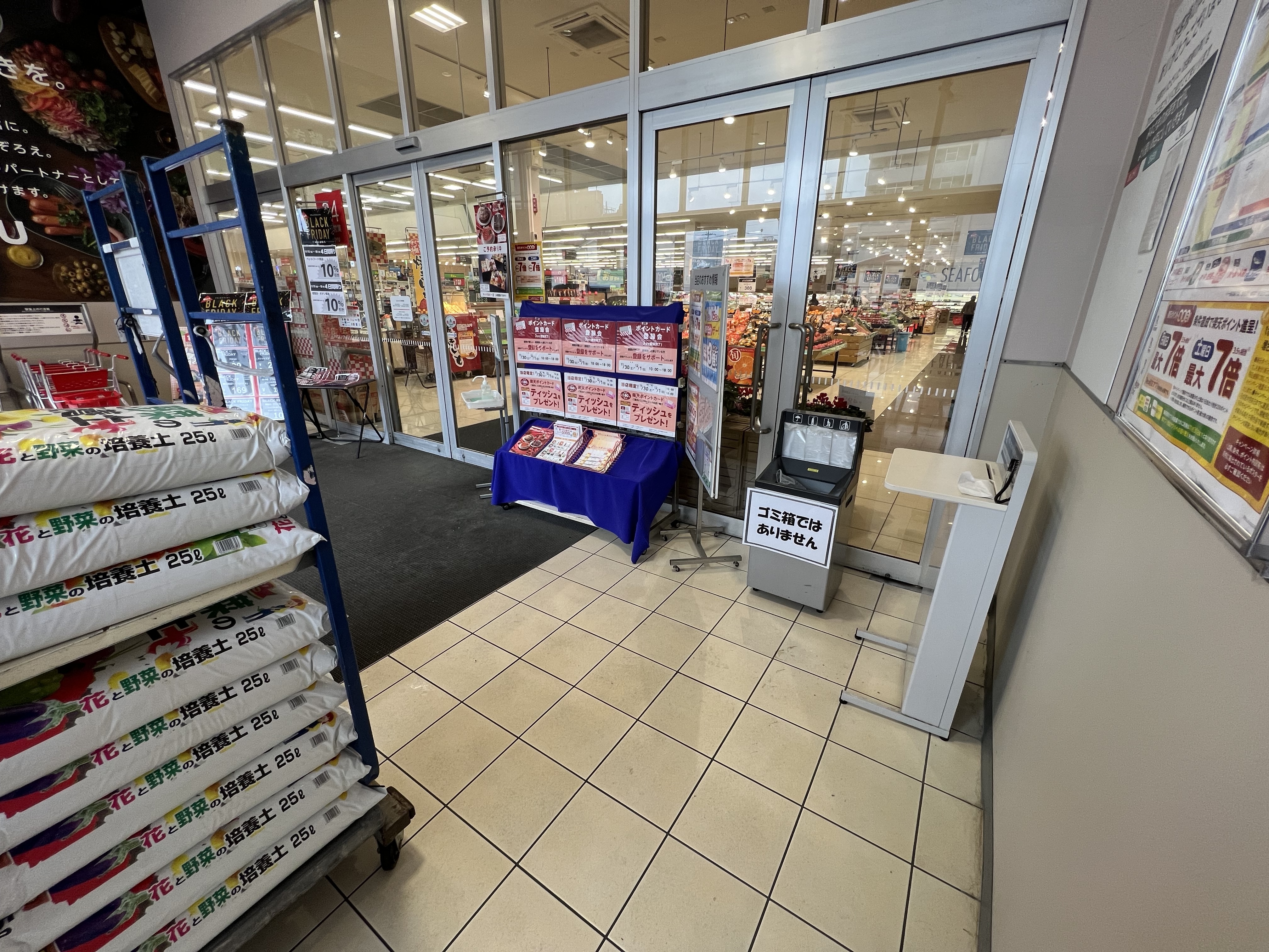 【西友　草加店】1F風除室②　プロモーション用途や物販、食物販のポップアップストアに最適なスーパー店内催事イベントスペース