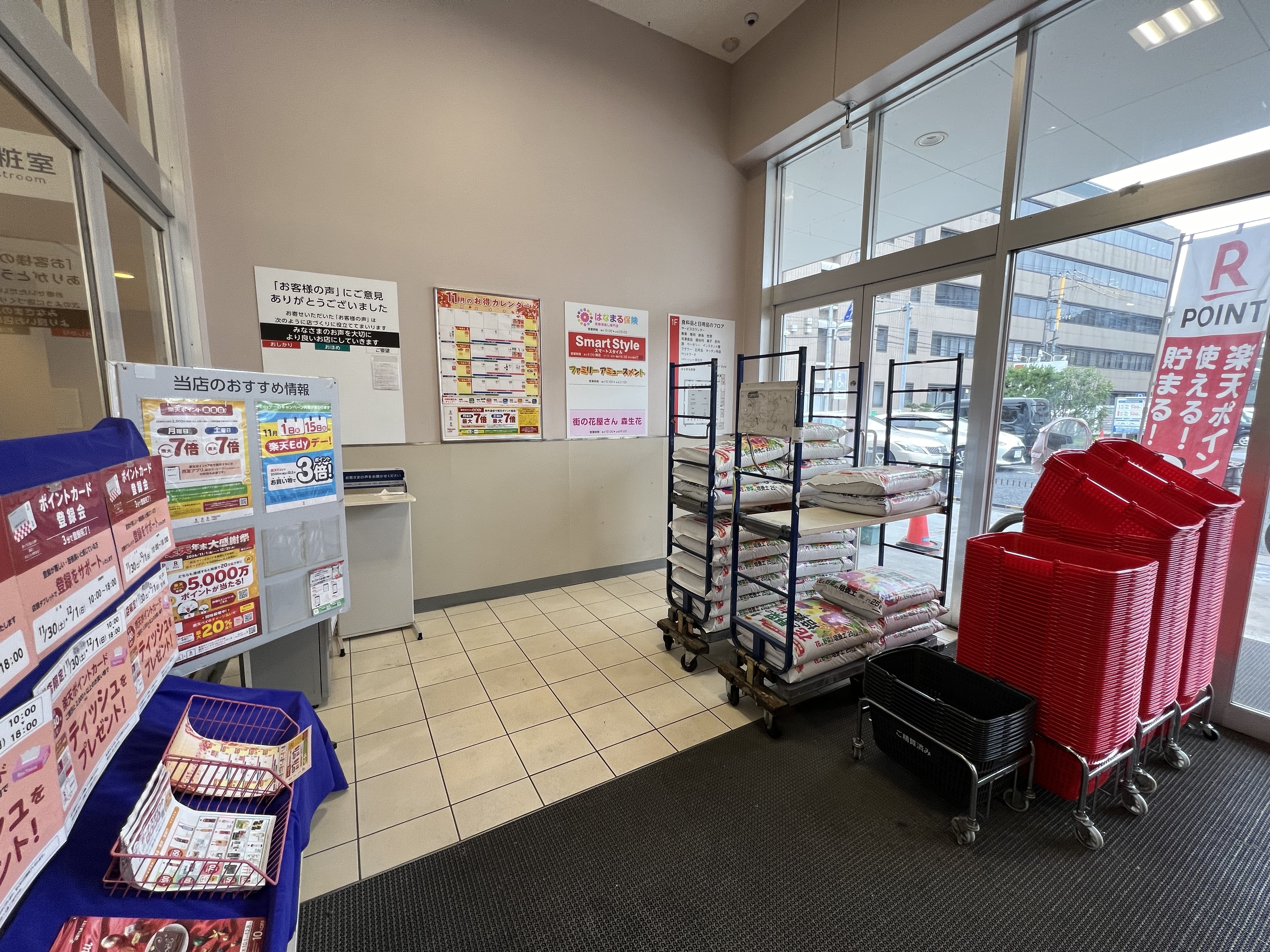 【西友　草加店】1F風除室②　プロモーション用途や物販、食物販のポップアップストアに最適なスーパー店内催事イベントスペース