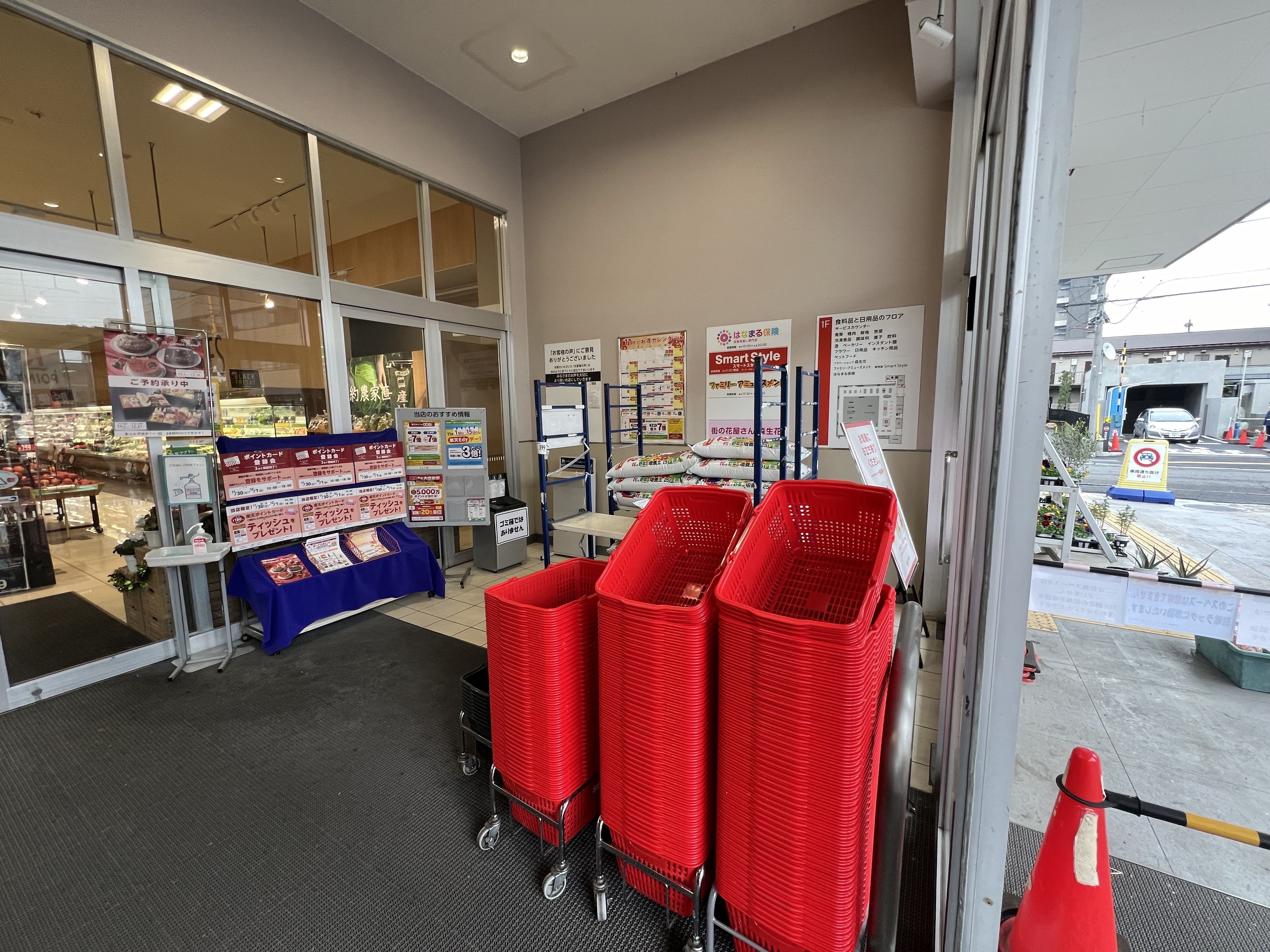 【西友　草加店】1F風除室②　プロモーション用途や物販、食物販のポップアップストアに最適なスーパー店内催事イベントスペース