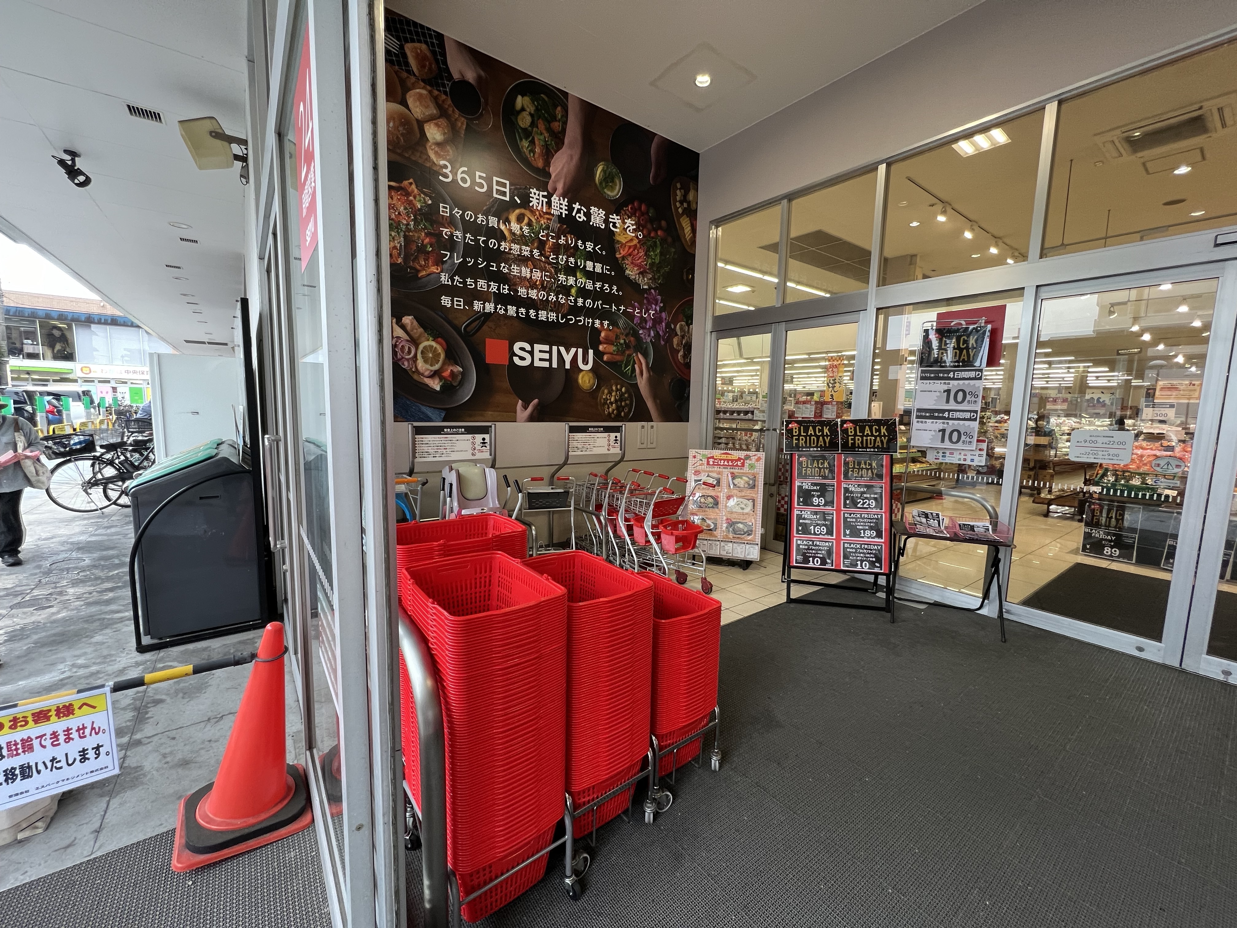 【西友　草加店】1F風除室②　プロモーション用途や物販、食物販のポップアップストアに最適なスーパー店内催事イベントスペース