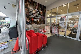 【西友 草加店】1F風除室② プロモーション用途や物販、食物販のポップアップストアに最適なスーパー店内催事イベントスペース