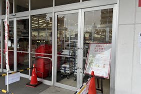 【西友 草加店】1F風除室② プロモーション用途や物販、食物販のポップアップストアに最適なスーパー店内催事イベントスペース