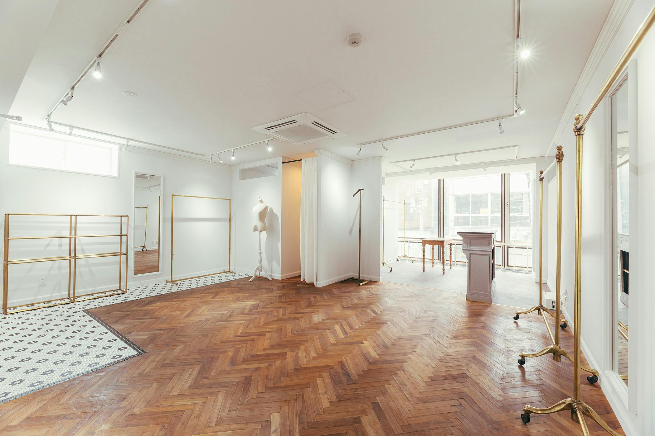 【四ツ橋駅2分】ポップアップストアや展示会に活用可能な、白を基調とした多様なフローリングのギャラリースペース