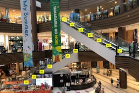 【イオンモール多摩平の森】モール内広告 エスカレーターセンターコートガラス面