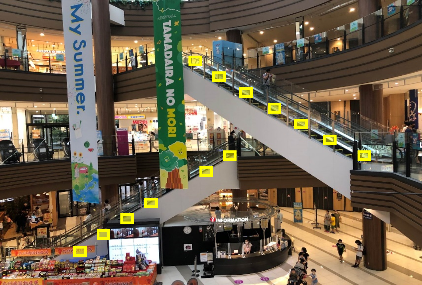 【イオンモール多摩平の森】モール内広告 エスカレーターセンターコートガラス面