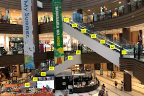 【イオンモール多摩平の森】モール内広告 エスカレーターセンターコートガラス面