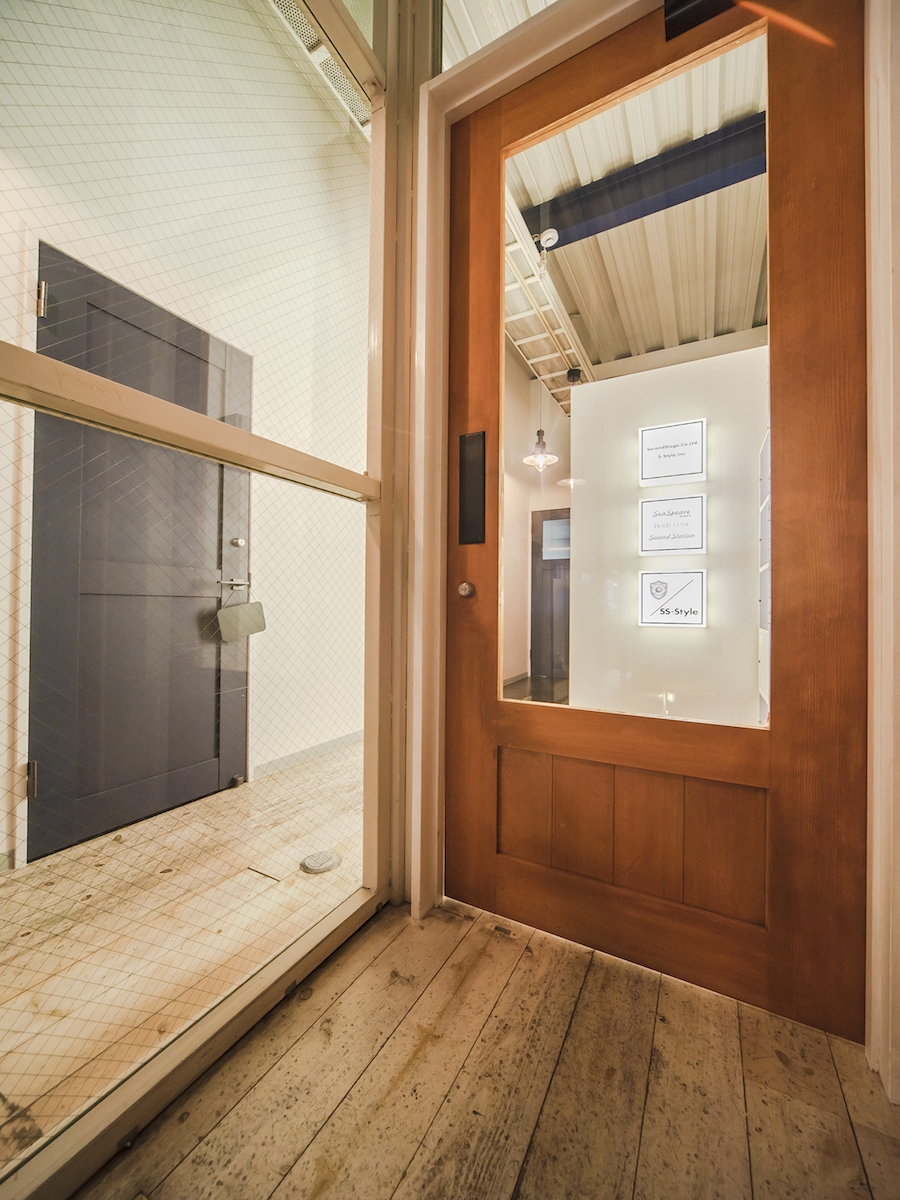 入り口　スマートロックキーなので必要なのは携帯のみ