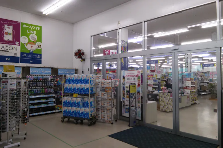 【ホームワイド鶴岡店(大分県)】店内 風除室 催事スペースの画像1