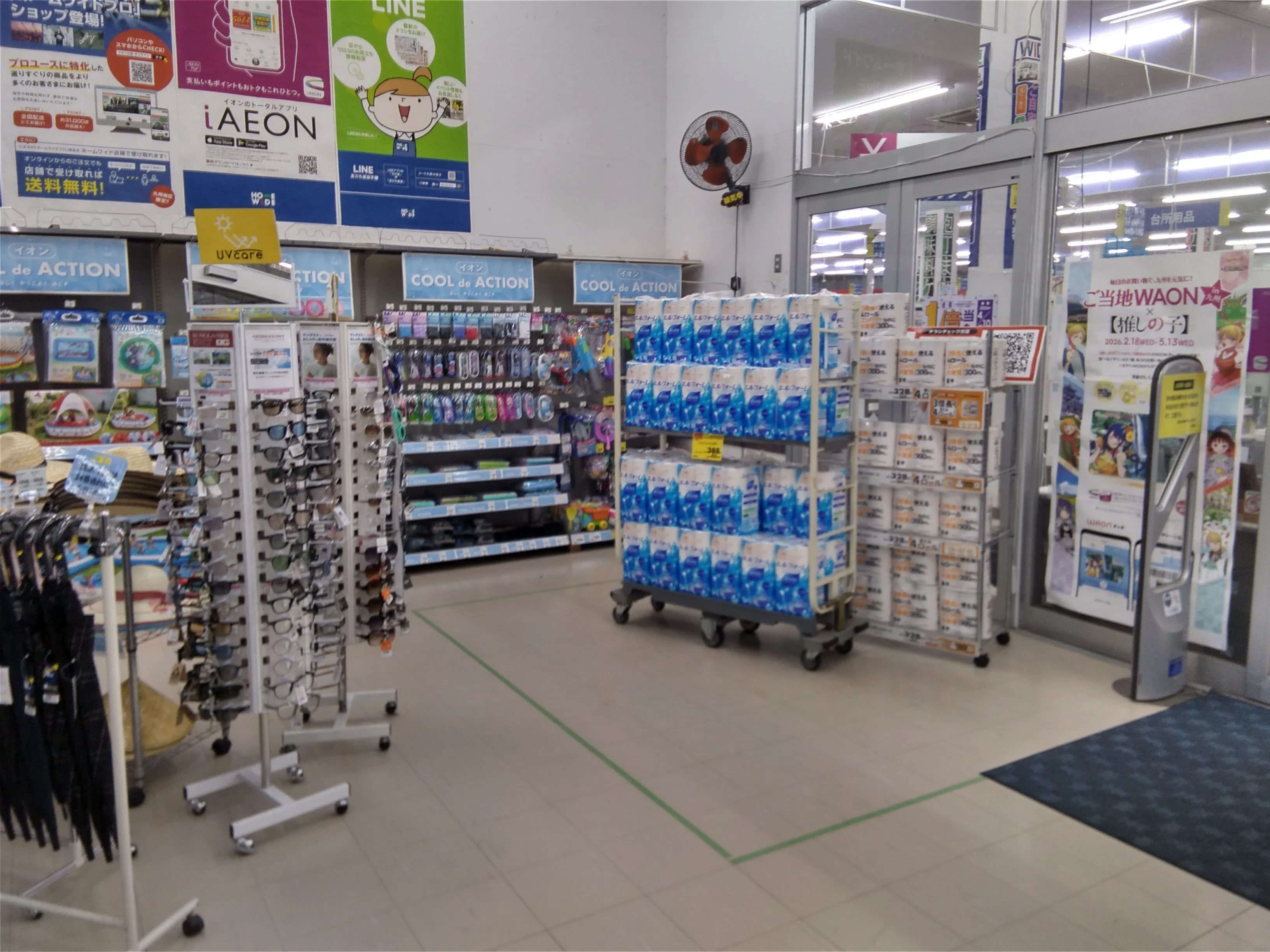 【ホームワイド鶴岡店（大分県）】店内　風除室　催事スペース