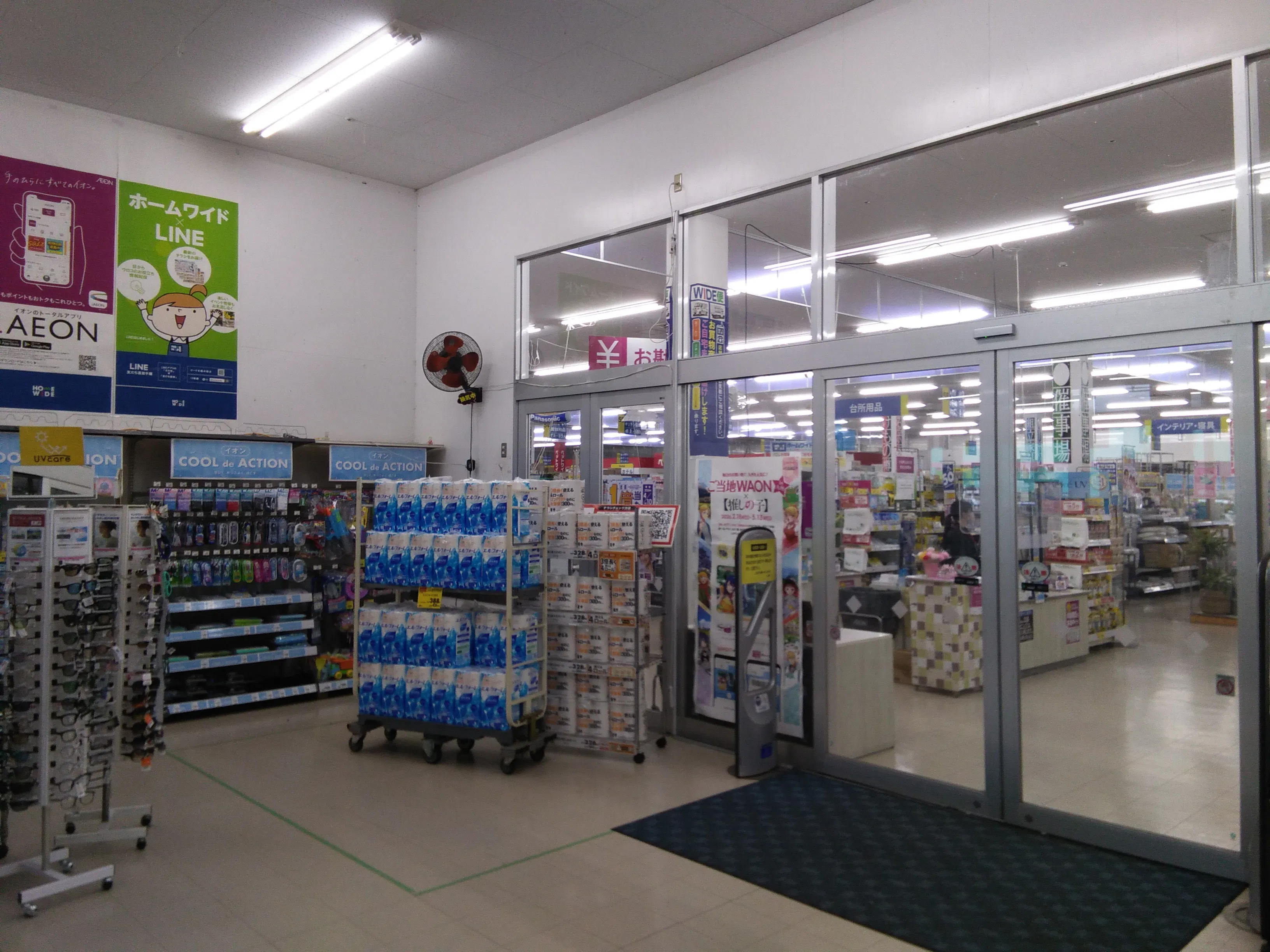 【ホームワイド鶴岡店（大分県）】店内　風除室　催事スペースの画像