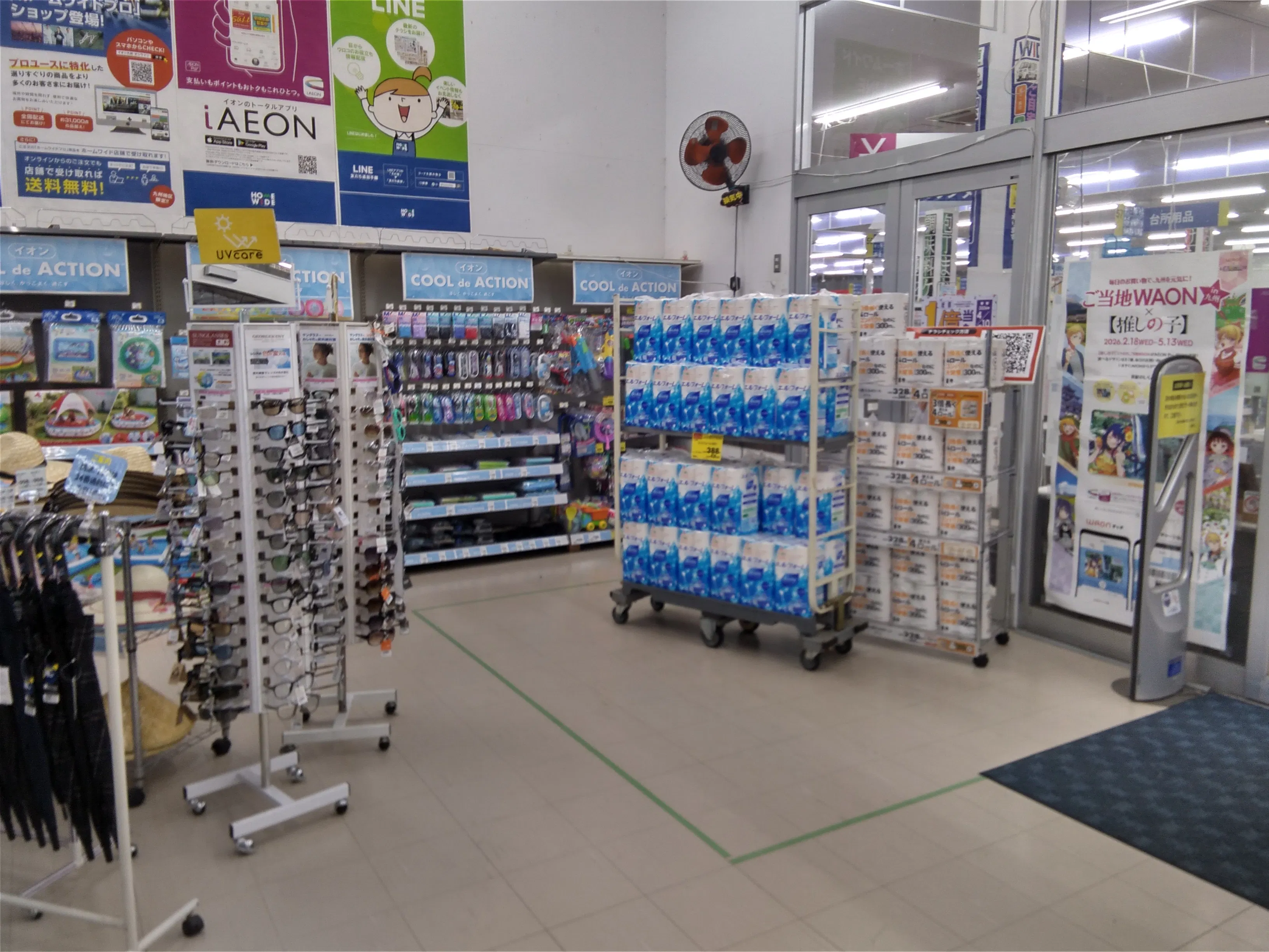 【ホームワイド鶴岡店（大分県）】店内　風除室　催事スペース