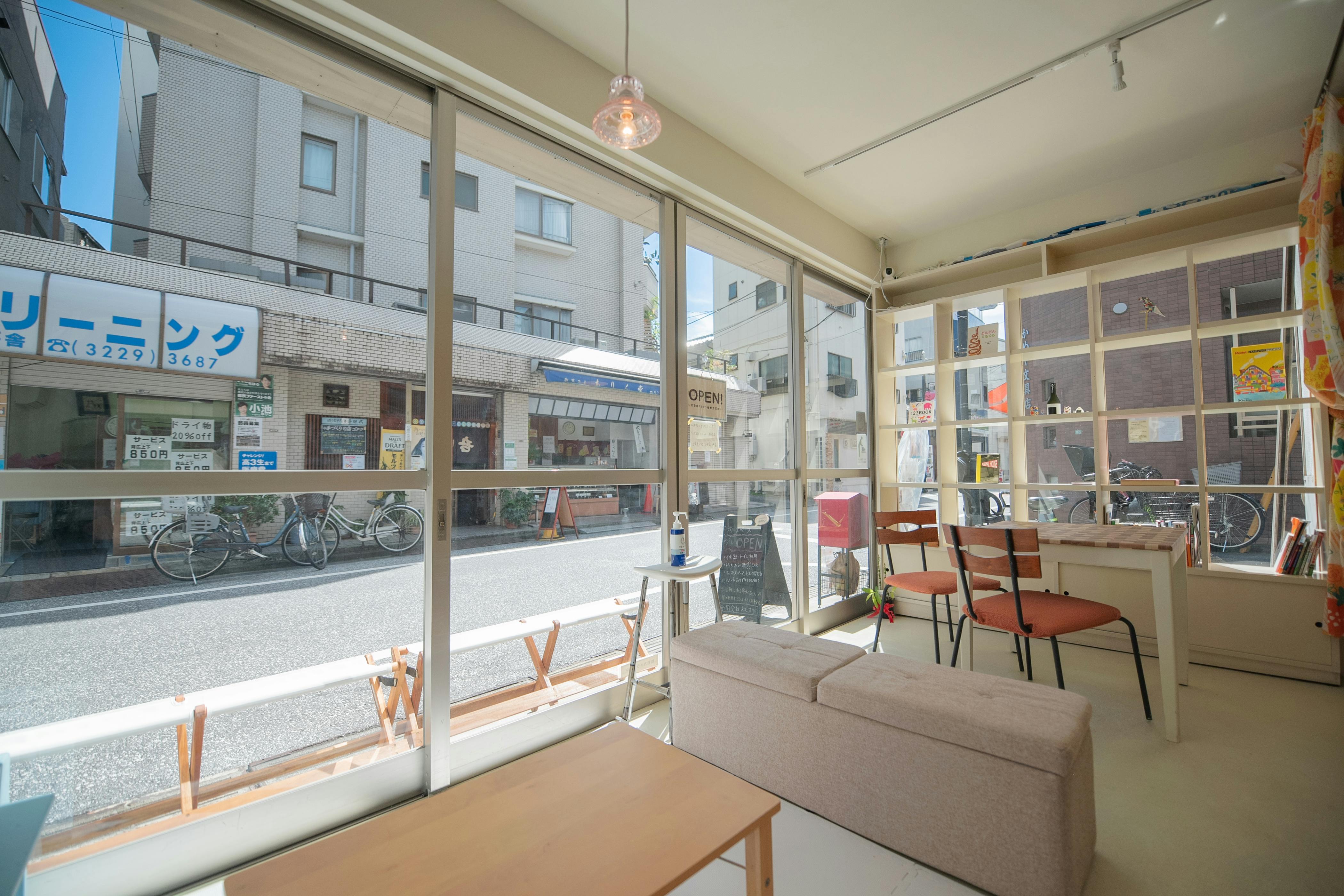 商店街路面・ガラス張りの日当たりの良い店内