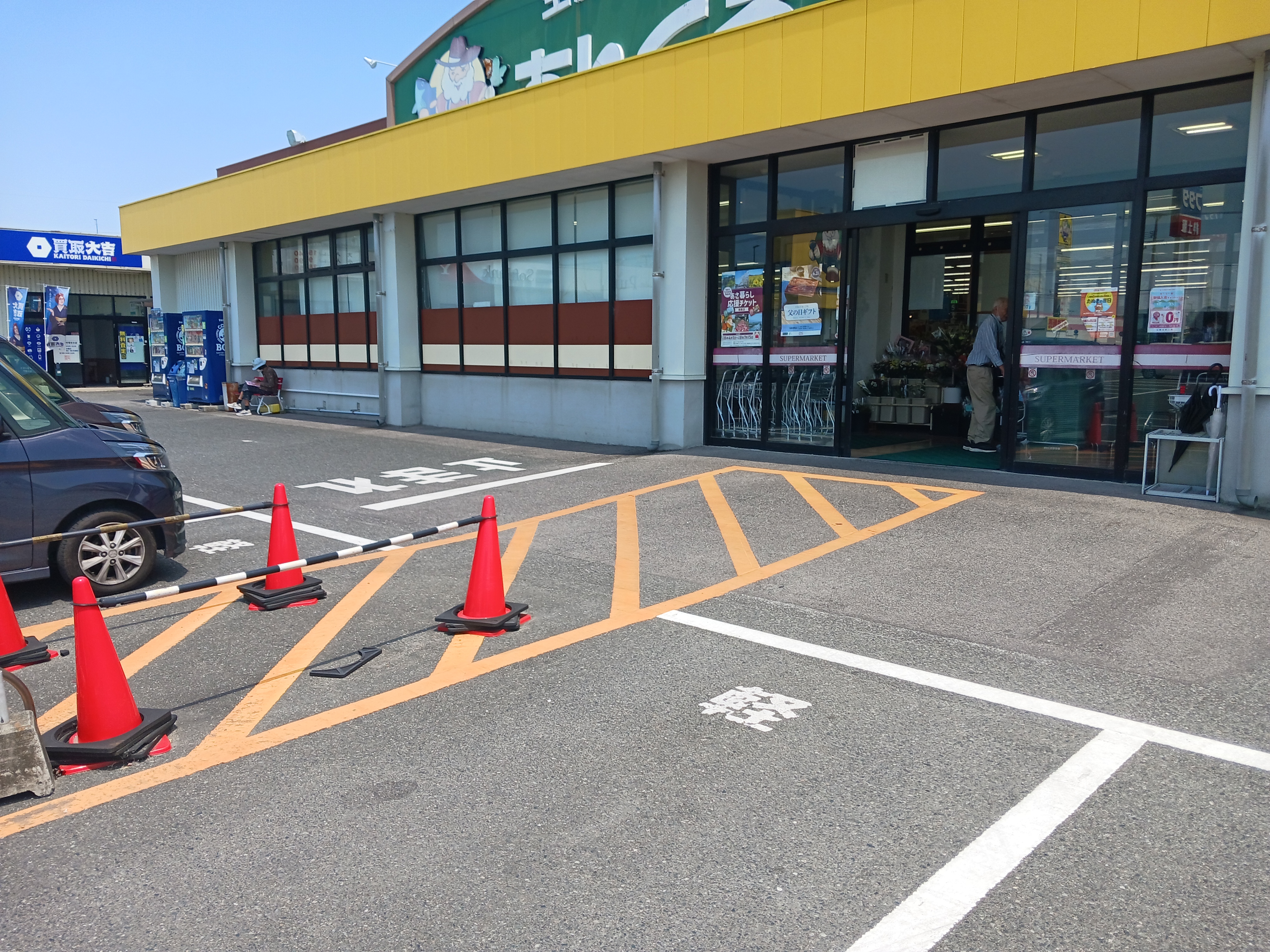 【あんくる夢市場 甘木店】お客様用駐車場の一角 販促プロモーションや物販に最適なスーパー屋外催事イベントスペース