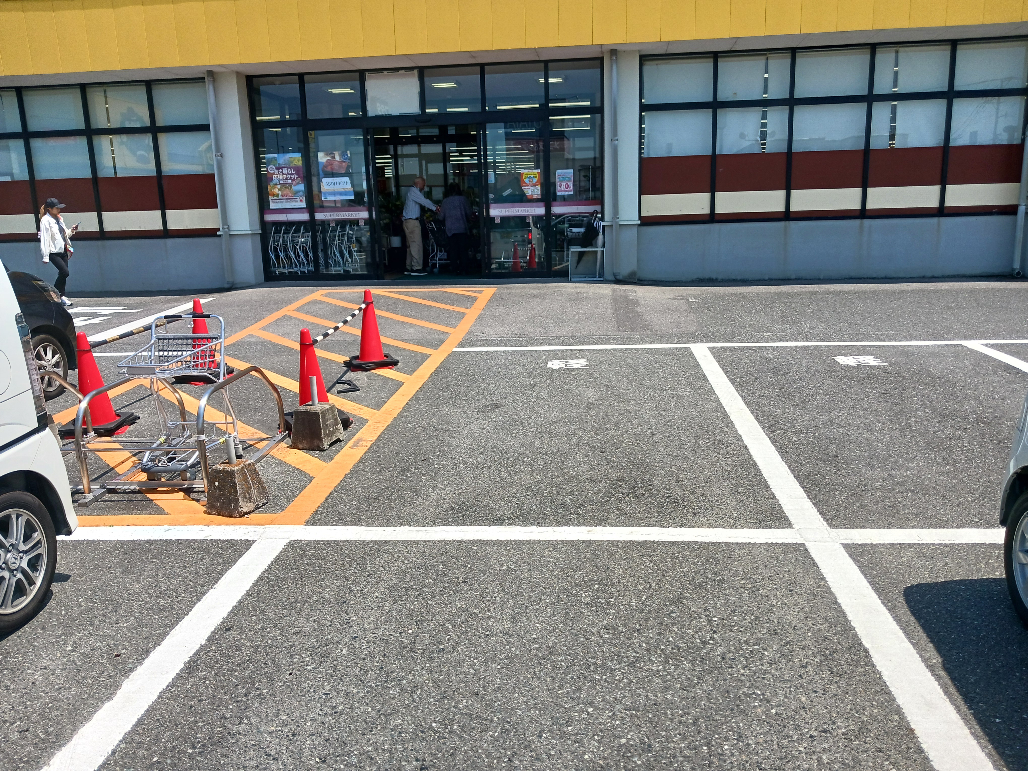 【あんくる夢市場 甘木店】お客様用駐車場の一角 販促プロモーションや物販に最適なスーパー屋外催事イベントスペース