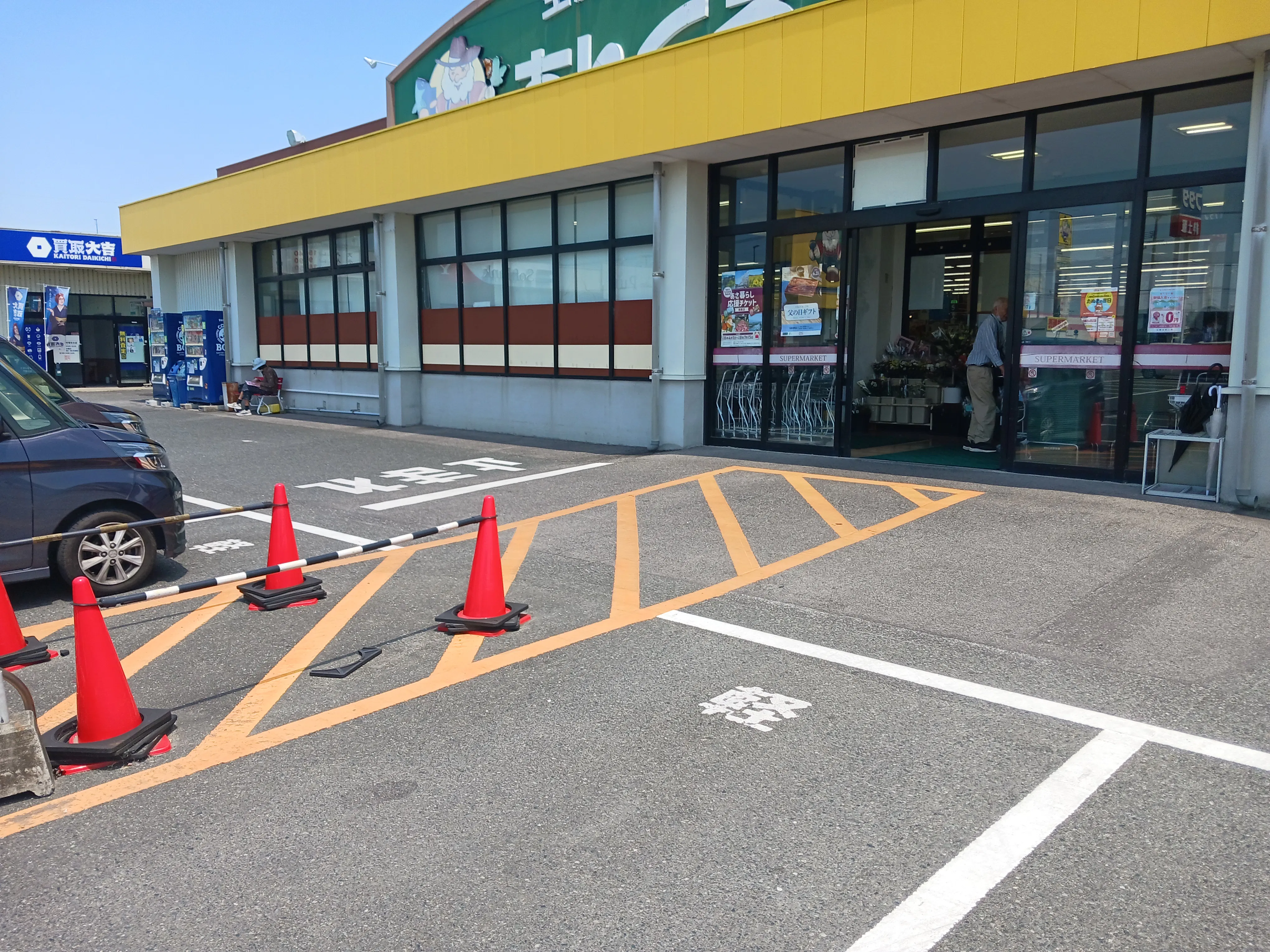 【あんくる夢市場 甘木店】お客様用駐車場の一角 販促プロモーションや物販に最適なスーパー屋外催事イベントスペース