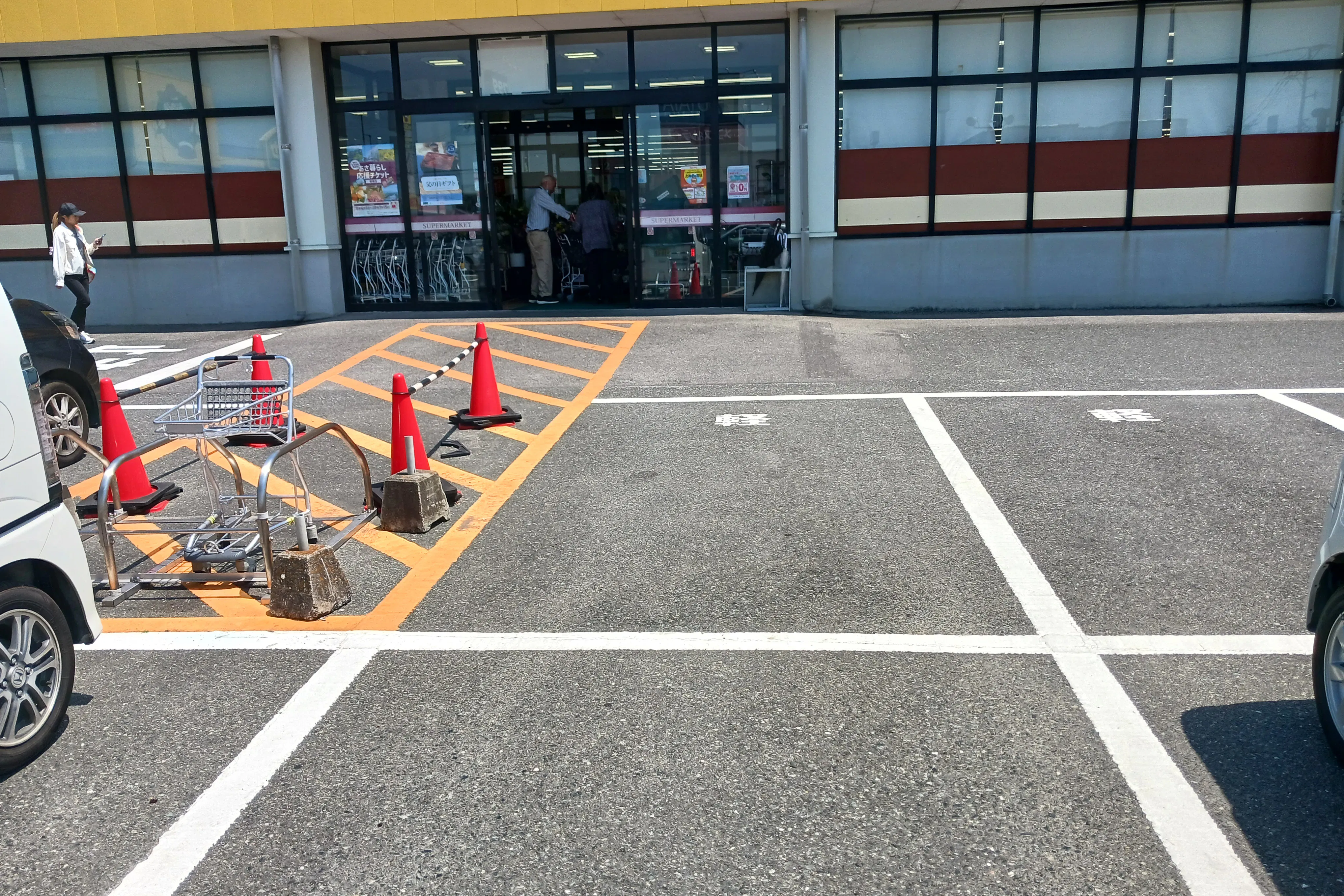 【あんくる夢市場 甘木店】お客様用駐車場の一角 販促プロモーションや物販に最適なスーパー屋外催事イベントスペース