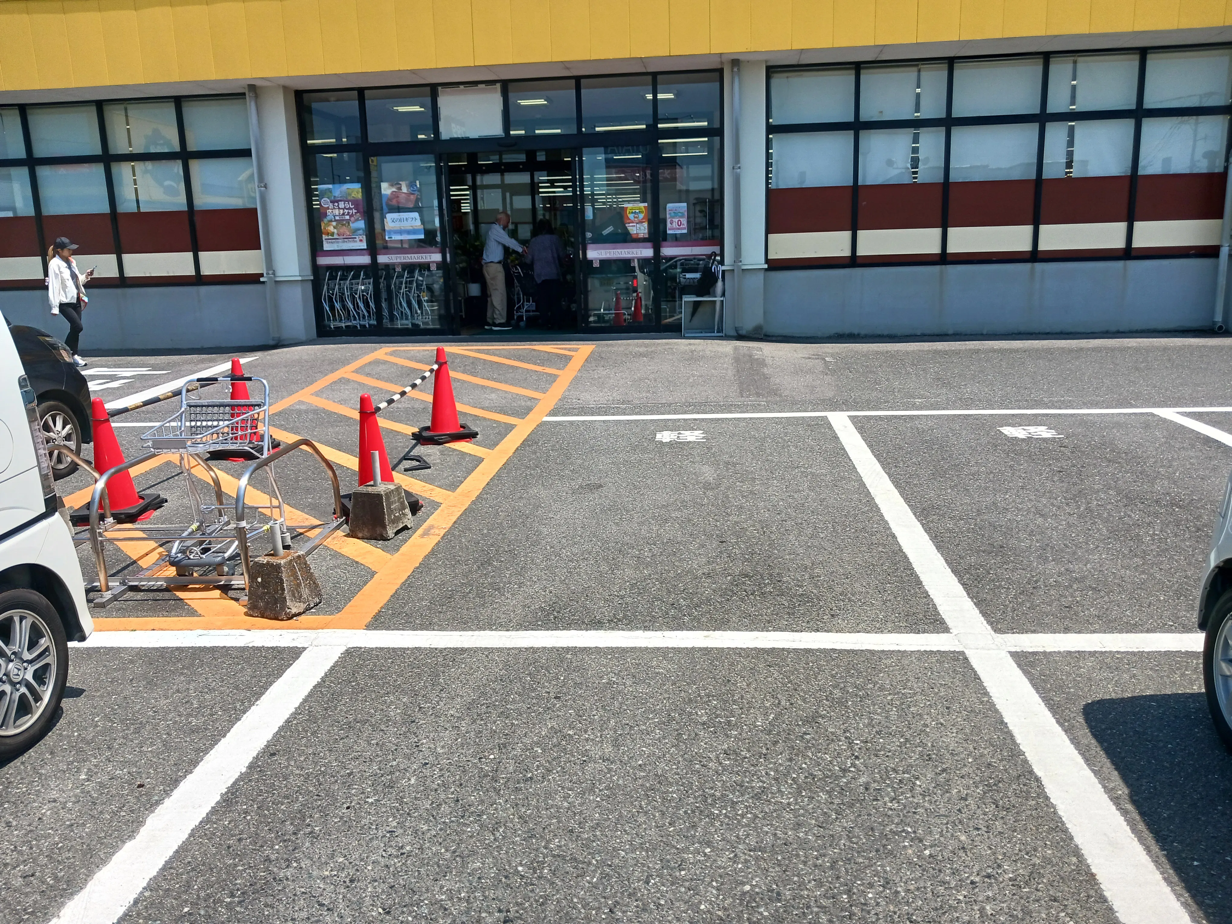 【あんくる夢市場 甘木店】お客様用駐車場の一角 販促プロモーションや物販に最適なスーパー屋外催事イベントスペース