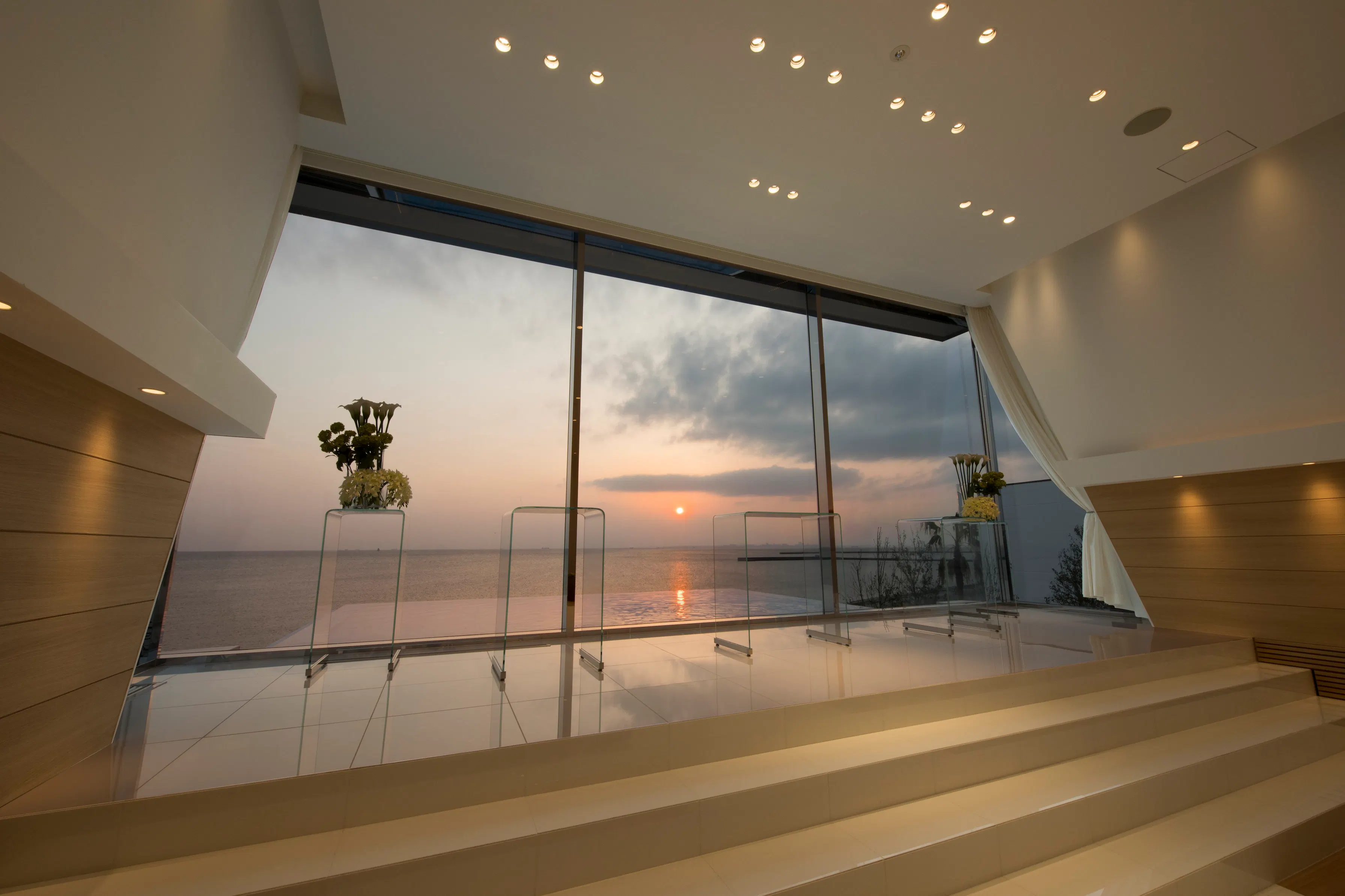 【海浜大通り】全面ガラス張りで自然光が魅力のミュージックビデオや映画撮影に適したイベントスペース(シーサイドホール)