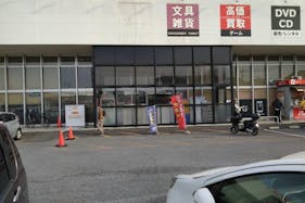 【ブックエース春日部16号線店】食物販やキッチンカー出店に最適な書店前のイベントスペース