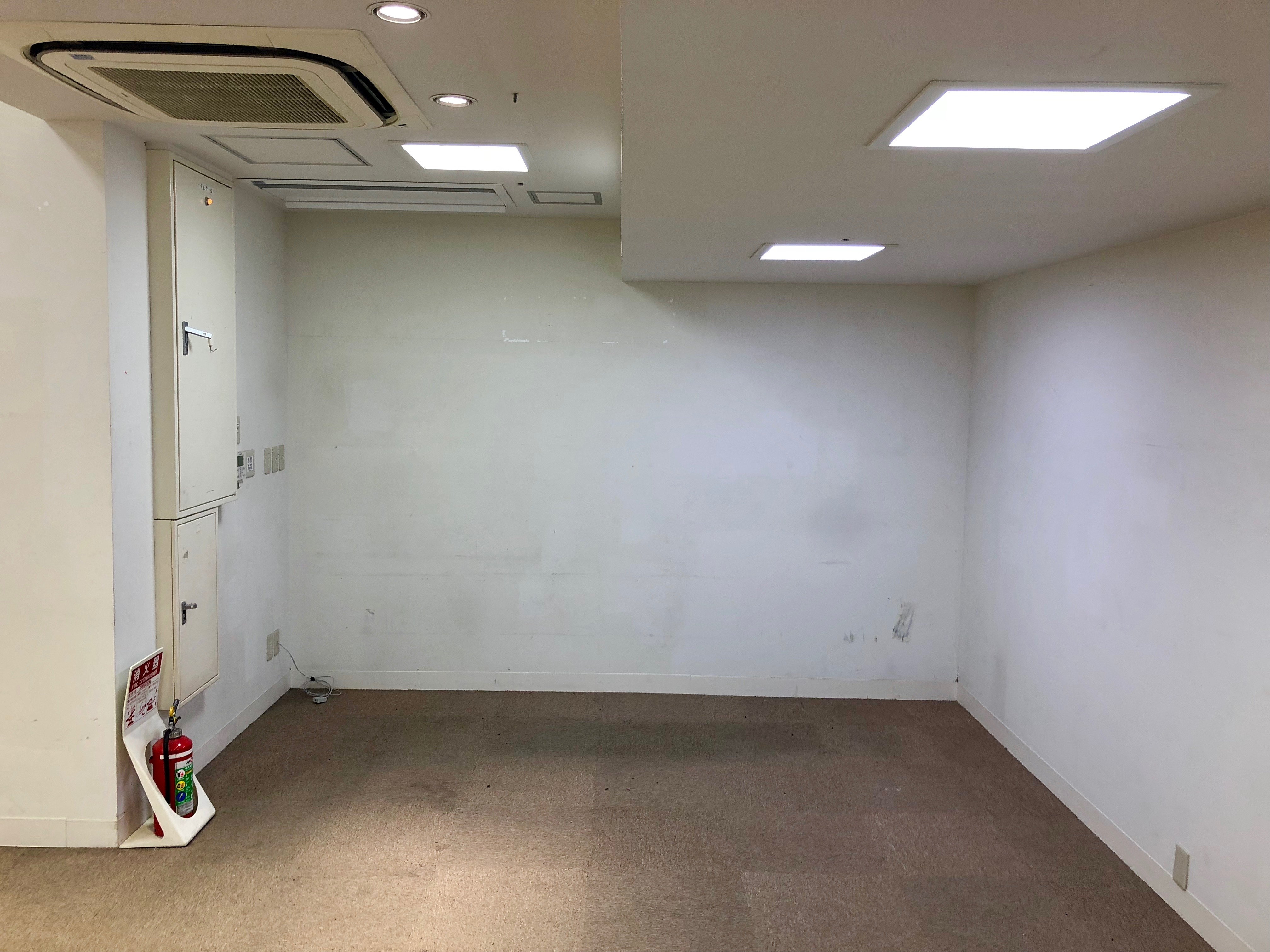 奥の角はストックにもなりますので、SKU数の多い商品の販売にも対応できます