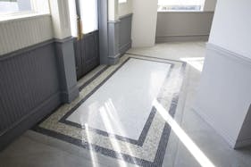 【代官山駅8分】ギャラリーや展示会に適した白×ライトグレーのモダンなイベントスペース