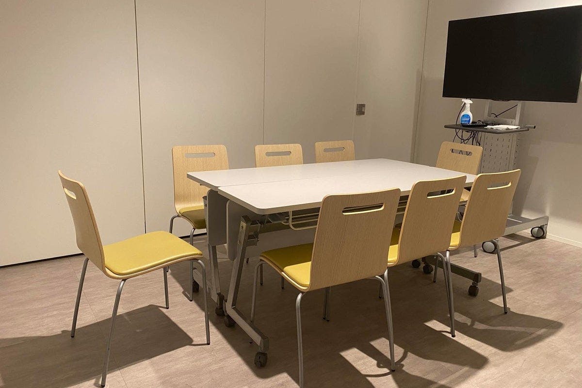 【新宿三丁目駅3分】少人数ワークショップやオンライン配信撮影に適した駅チカレンタルスペース(10人定員)