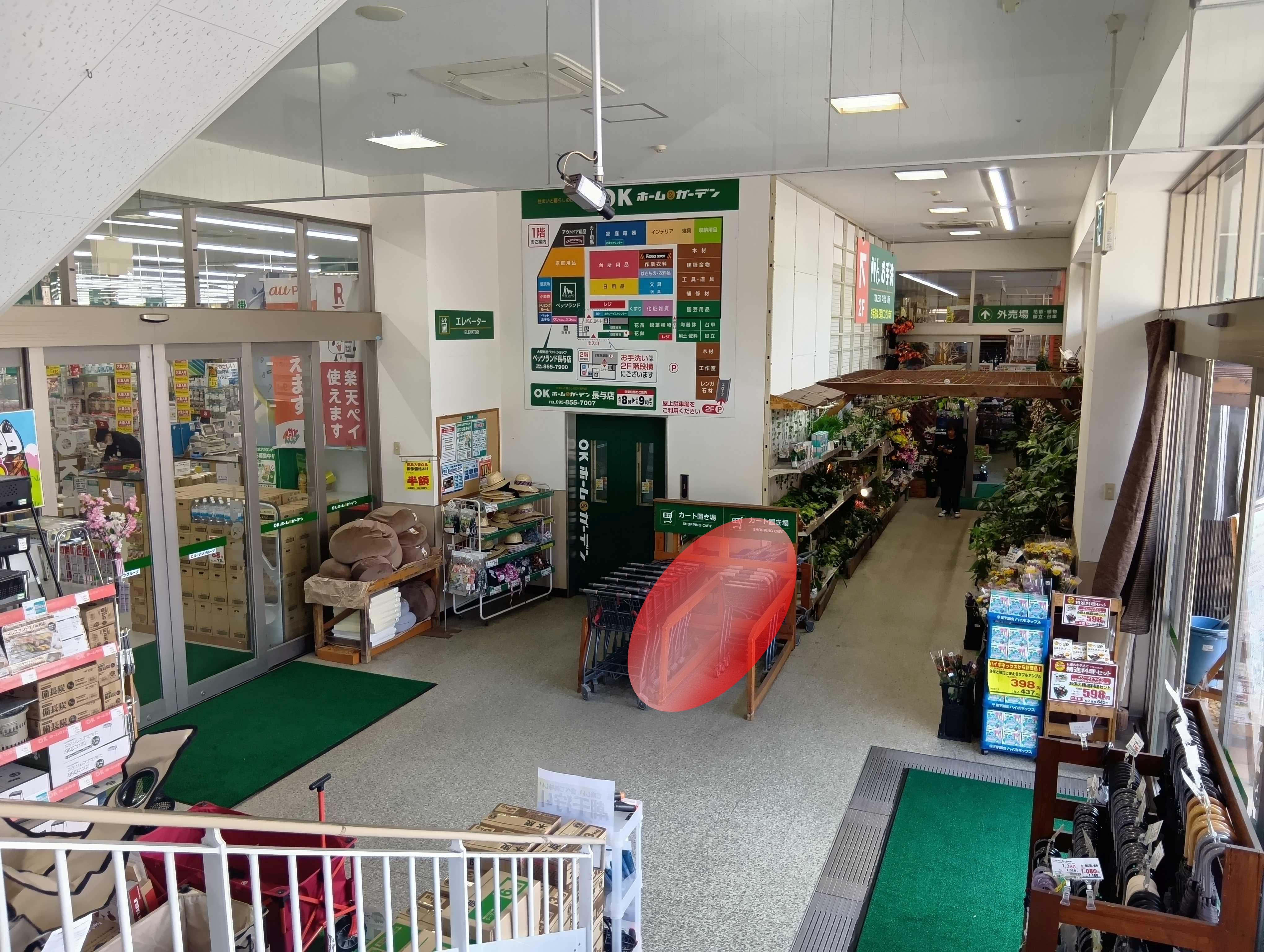 【HIヒロセOKホーム＆ガーデン長与店】プロモーションイベントに最適なホームセンターの風除室スペース