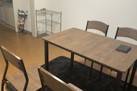 【祐天寺駅7分】展示会場やワークショップに最適な黒が基調のシックな防音室かつ充実の音響設備のあるイベントスペース