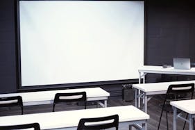 【祐天寺駅7分】展示会場やワークショップに最適な黒が基調のシックな防音室かつ充実の音響設備のあるイベントスペース