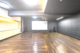 【祐天寺駅7分】展示会場やワークショップに最適な黒が基調のシックな防音室かつ充実の音響設備のあるイベントスペース