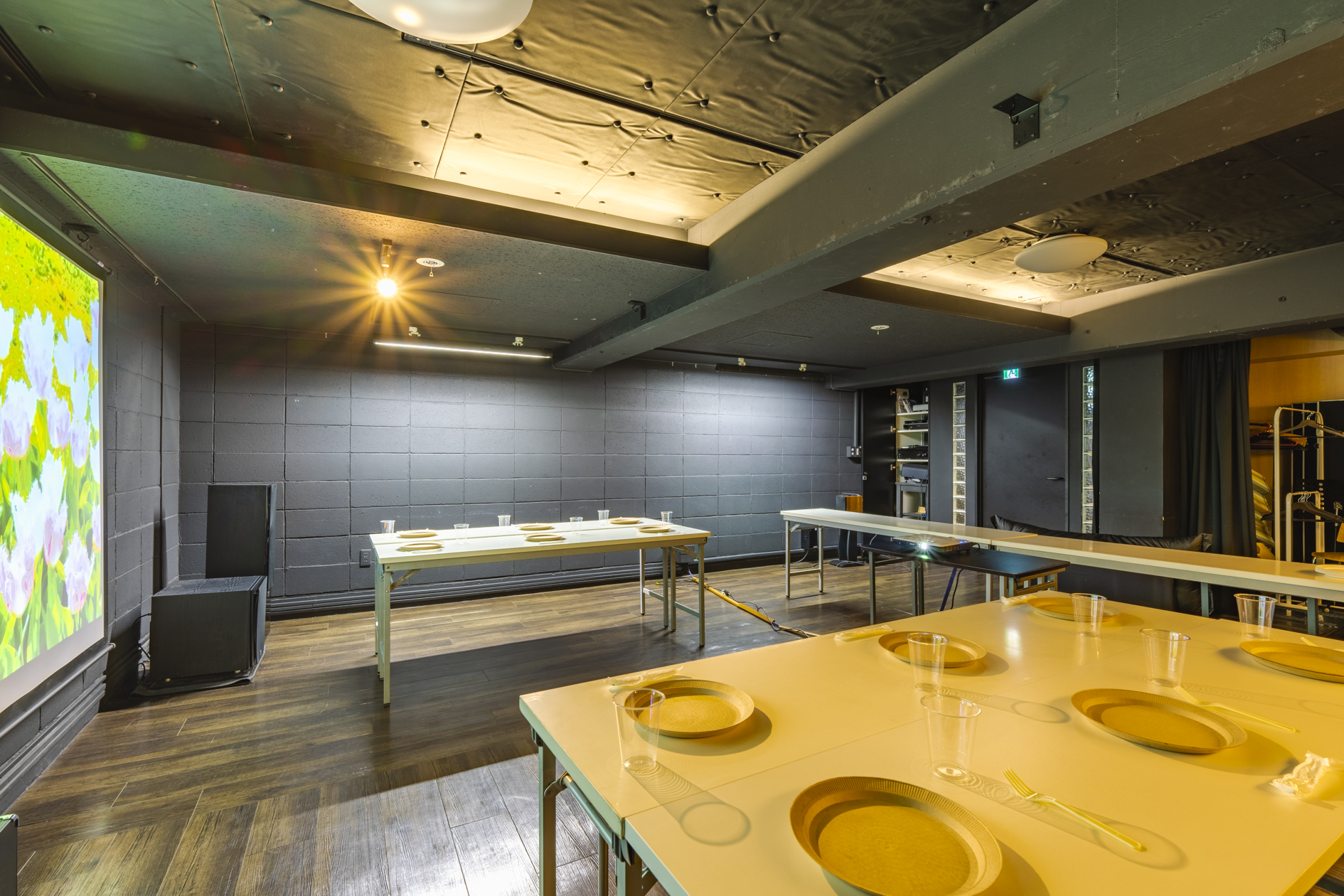 【祐天寺駅7分】展示会場やワークショップに最適な黒が基調のシックな防音室かつ充実の音響設備のあるイベントスペースの画像6