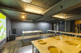 【祐天寺駅7分】展示会場やワークショップに最適な黒が基調のシックな防音室かつ充実の音響設備のあるイベントスペース