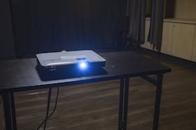 【祐天寺駅7分】展示会場やワークショップに最適な黒が基調のシックな防音室かつ充実の音響設備のあるイベントスペース