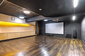 【祐天寺駅7分】展示会場やワークショップに最適な黒が基調のシックな防音室かつ充実の音響設備のあるイベントスペース