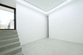 【池尻大橋・中目黒エリア】物撮り撮影やアパレル展示会に最適な白ホリ・ギャラリースペース