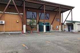 【ダイナム氷見店】キッチンカーや各種プロモーションイベントでの出店に最適なアミューズメント施設のイベントスペース(出入口横)