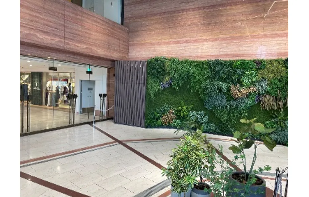 【ららテラス川口】3階　川口駅方面エントランス風除室スペース
